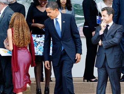 obama_sarkozy_girl_steps.jpg