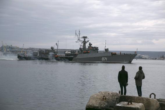 People%20watch%20a%20Russian%20Navy%20ship%20enter%20the%20Crimean%20port%20city%20of%20Sevastopol%20March%202,%202014%20reut.jpeg