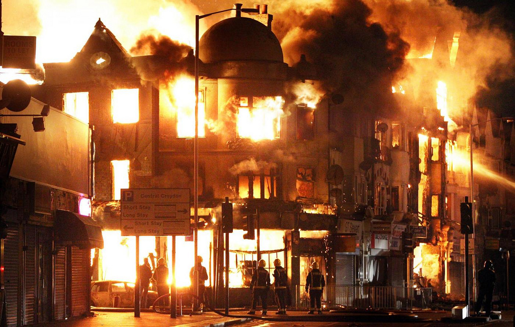 london-riots11.jpg