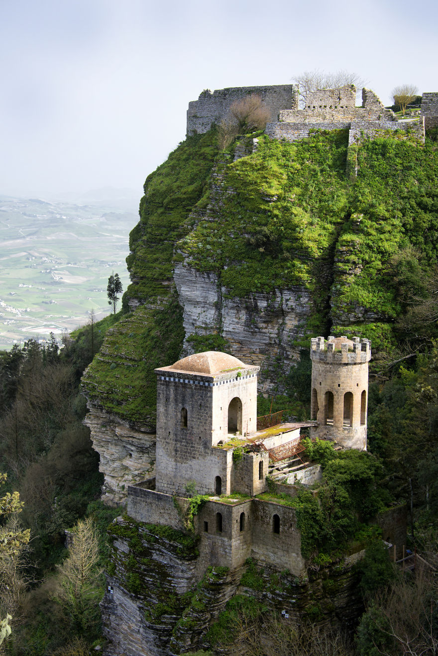 italy-gives-away-free-castles-8-591eb31232ac7__880.jpg