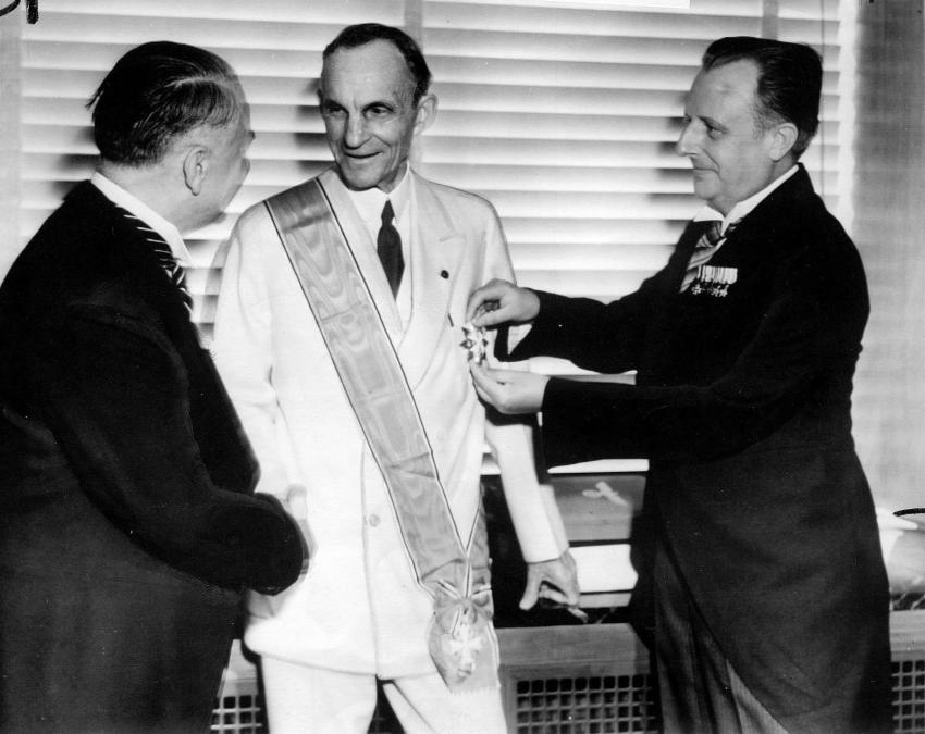 Henry+Ford+receiving+the+Grand+Cross+of+the+German+Eagle+from+Nazi+officials.+1938.jpg