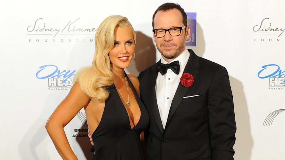 GTY_jenny_mccarthy_donnie_wahlberg_dm_130826_16x9_992.jpg