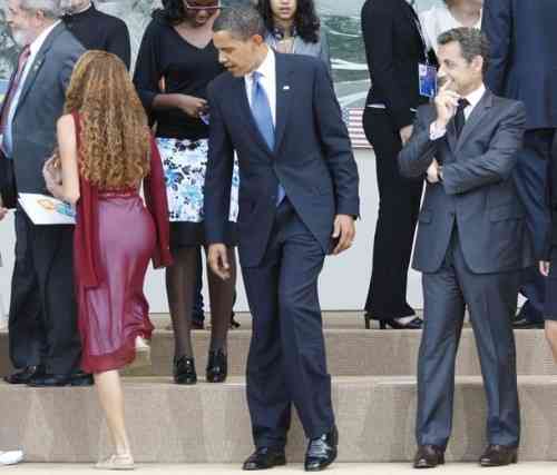 barack-obama-looking-at-womans-butt-500x427.jpg