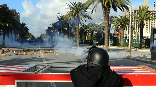 t1larg.tunisia.riot.cop.afp.gi.jpg