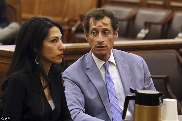 443EB73600000578-4881434-Admitted_sex_offender_Anthony_Weiner_and_his_estranged_wife_Huma-m-15_1505332120591.jpg