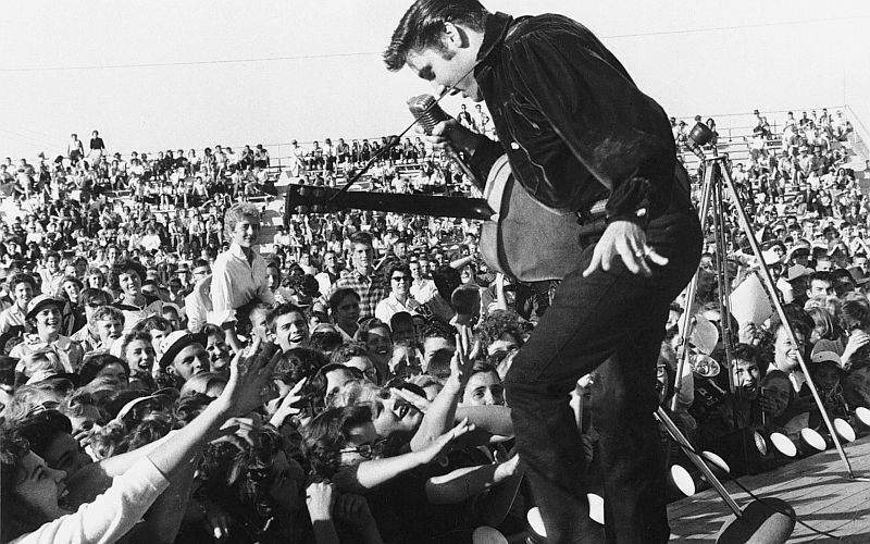 elvis-stage_zpsdbf8f1c6.jpg~original