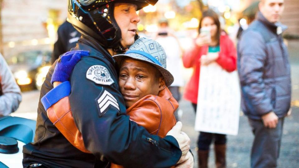 ht_ferguson_protest_hug_devonte_hart_jc_141128_16x9_992.jpg