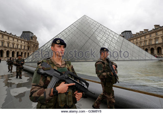 french-army-soldiers-patrol-near-the-louvre-museum-pyramids-main-entrance-g3m8y8.jpg