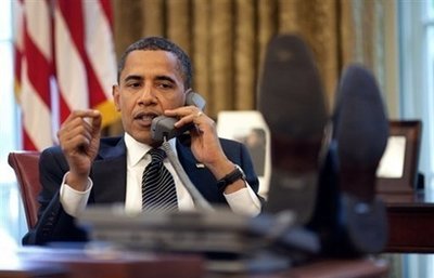 Obama-props-feet-on-Resolute-Desk2.jpg