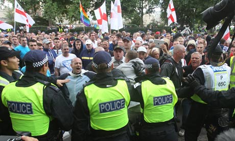 Police-hold-back-the-EDL--010.jpg