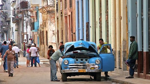 Cubanos-intentan-almendron-Habana-SN_CYMIMA20160806_0003_16.jpg