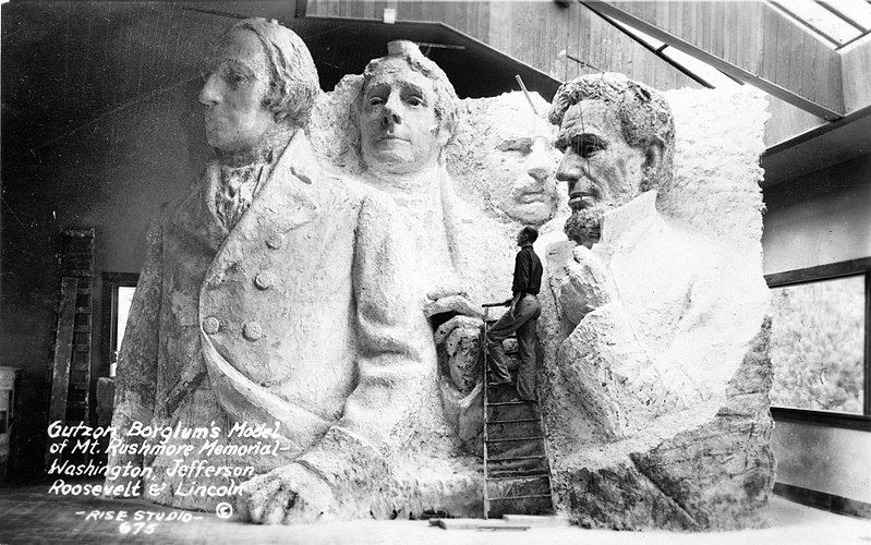 800px-Gutzon_Borglum%27s_model_of_Mt._Rushmore_memorial.jpg