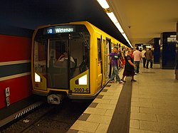 250px-Berlin_U-Bahn%2C_station_Osloer_Straße%2C_H-type_train_on_U8_line.jpg